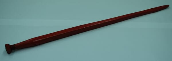 Ząb ładowacza, prosty, profil kwadratowy 45x1100 mm końcówka płaska z nakrętką M30x2 czerwony Kverneland KK241165