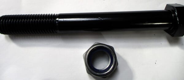 Śruba M24x200 mm czarna ( kl.10.9) + nakrętka zabezpieczająca (4488-1) Monosem 65009716